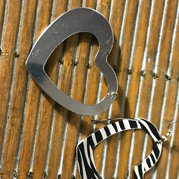 ☀️WEEKEND SALE☀️ ☀️Black/silver zebra stripe heart earrings - Picture 4 of 5
